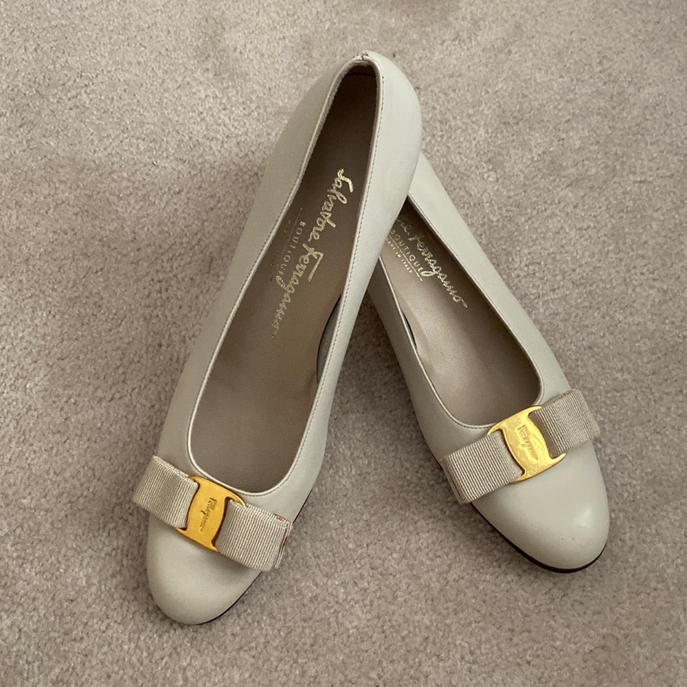 NEVER WORN FERRAGAMO 8AA bone leather. Classic bow with signature hardware.